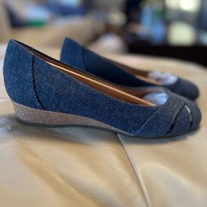 Abella True Comfort - Size 9.5M- Denim - Flat / Wedge